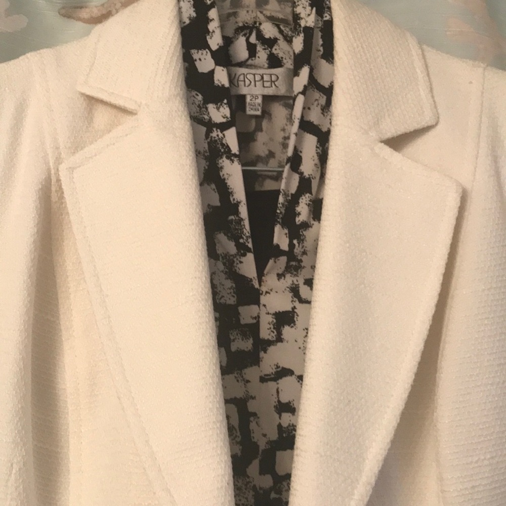 Like new 3pc Kasper 2p suit in stunning/classic cream and black, pants w/pockets